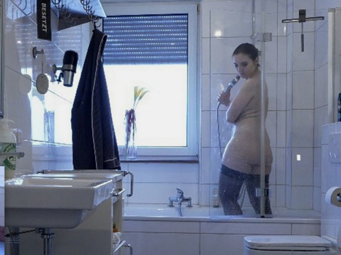 Alina-Lamour Porno Video: DER VOYEUR - NACKTE HAUT ODER NASSES NYLON WORAUF SPRITZT DU???