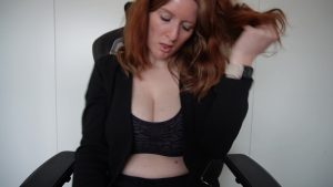 AuroraRed Porno Video: Blowjob mit viel Spucke