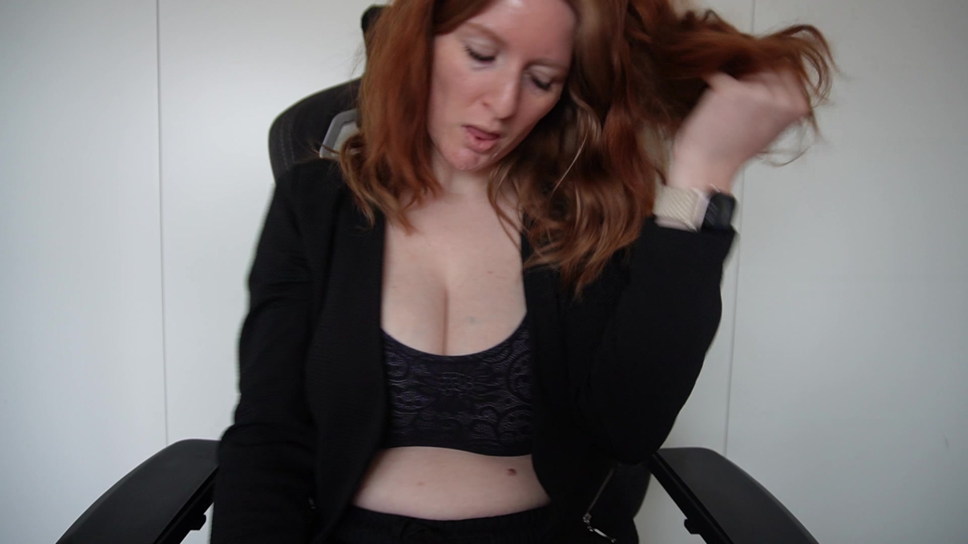 AuroraRed Porno Video: Blowjob mit viel Spucke