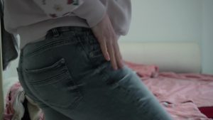 AuroraRed Porno Video: Jeans Milf fingert sicht