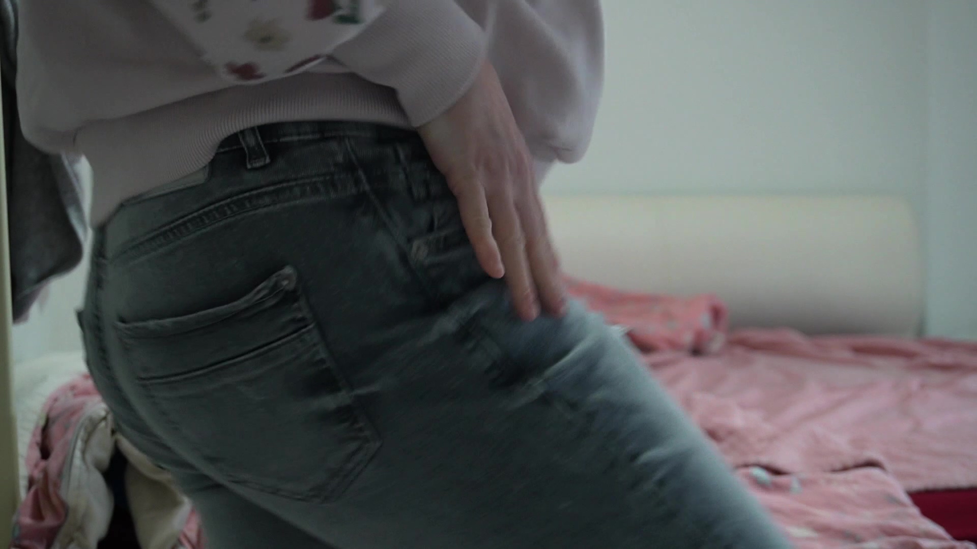 AuroraRed Porno Video: Jeans Milf fingert sicht