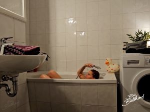 BettieBallhaus Porno Video: Besondere Haarpflege in nackt