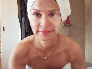 BettieBallhaus Porno Video: Duschen in der Hotel Dusche Clip