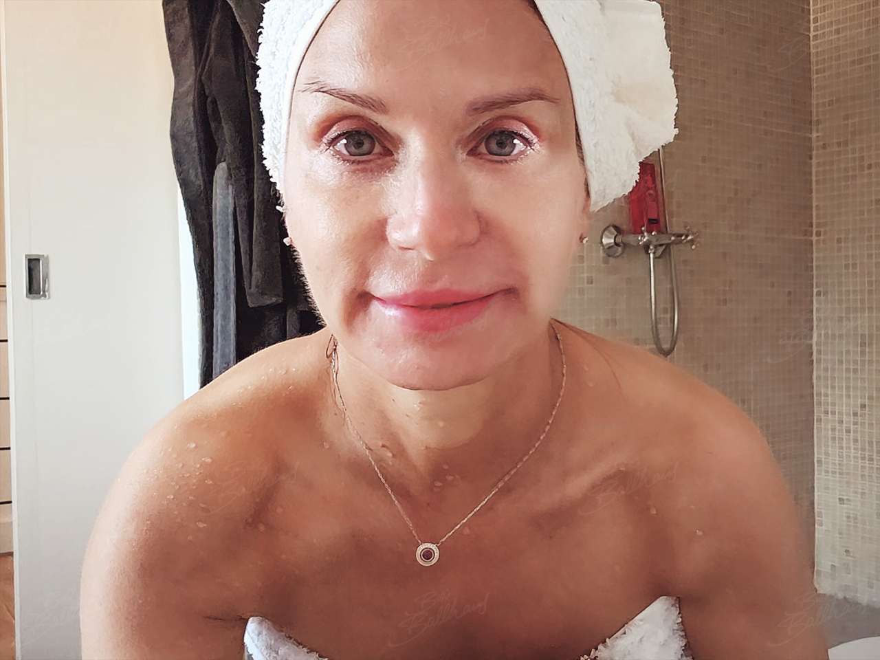 BettieBallhaus Porno Video: Duschen in der Hotel Dusche Clip