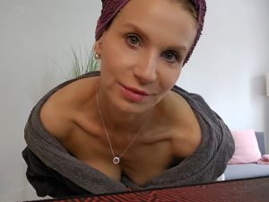 BettieBallhaus Porno Video: Nach dem Baden ist vor der Körperpflege.mp4