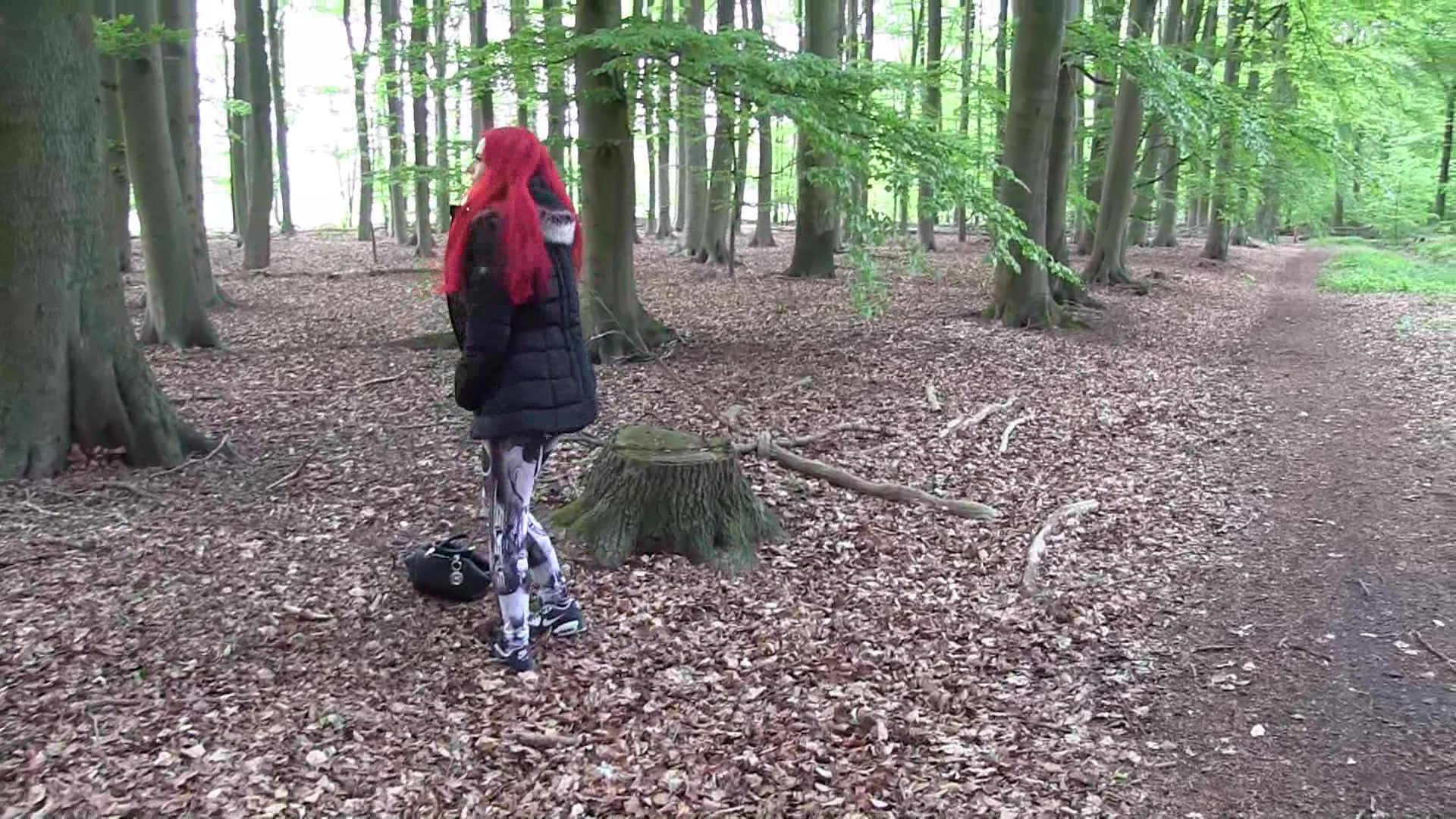 Bonnie-Stylez Porno Video: Wald Piss an der NL Grenze