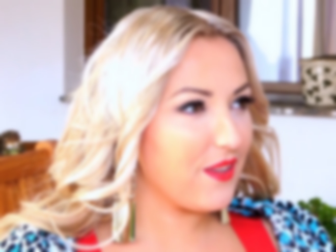 Busty-Bombastic Porno Video: Lady in Red lässt sich wieder von der Nachbarschaft durchficken