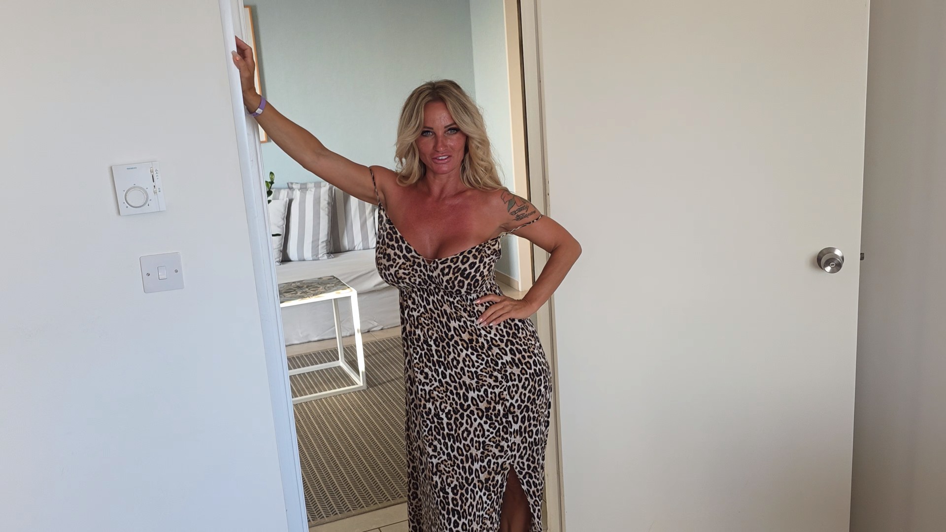 Candy-Samira Porno Video: 25 Jähriger Bursche vom Hotel Pool spritzt mir ins Maul und fickt weiter! Doppelcumshot