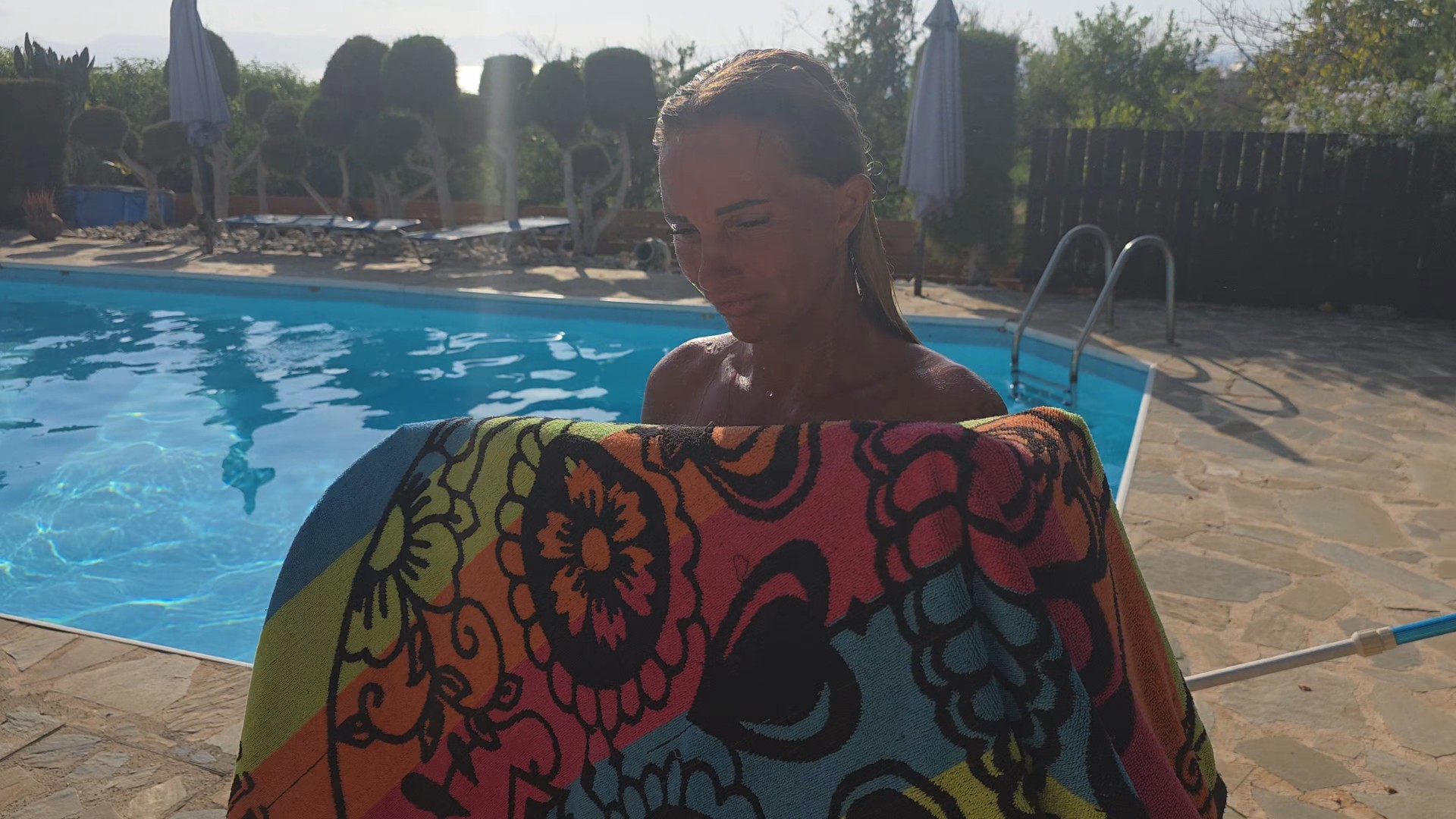 Candy-Samira Porno Video: Nachbarsfick! Outdoor Dusche endet unterm Pavillon!