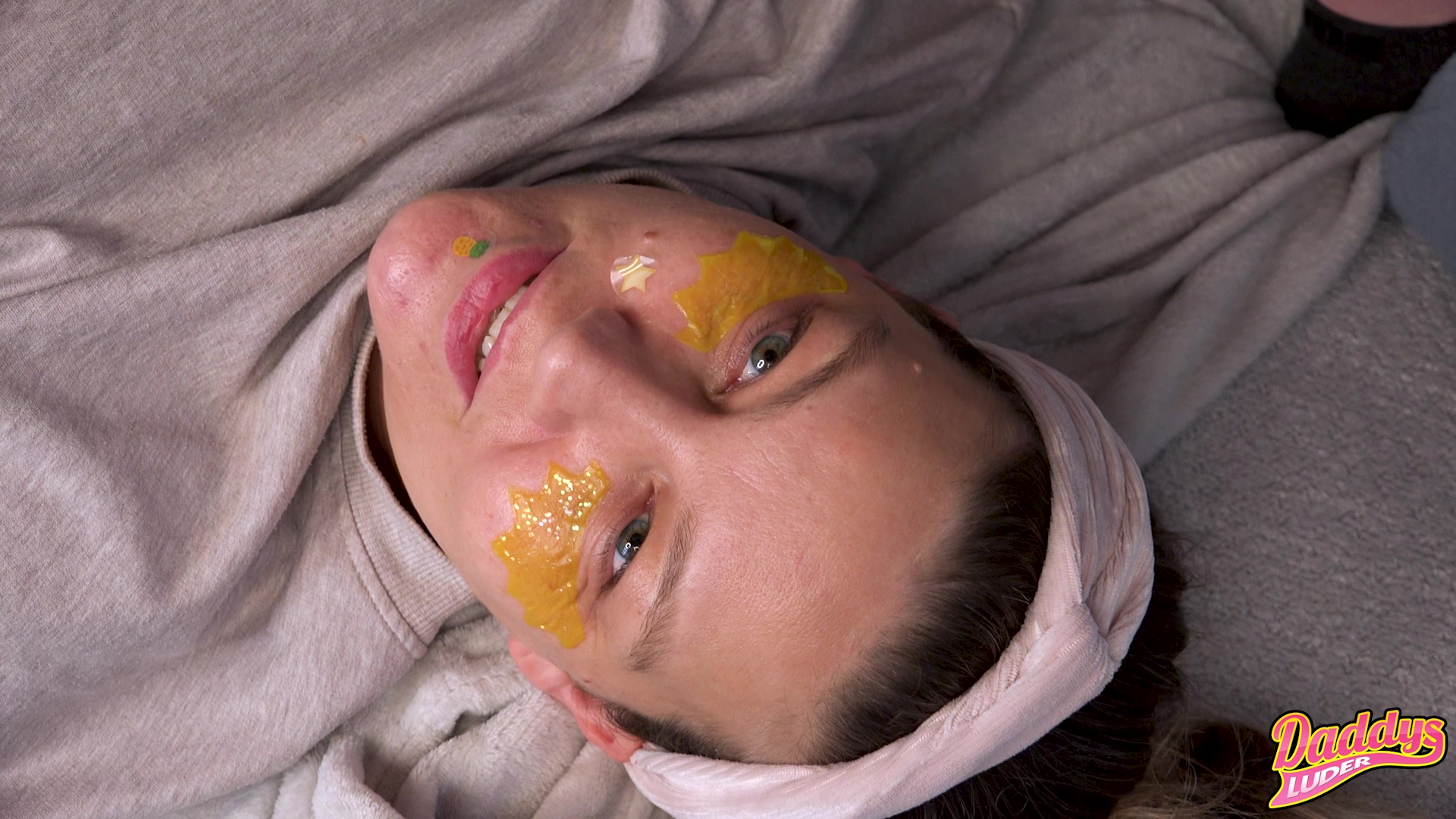 DaddysLuder Porno Video: Wellness-Date eskaliert! Harter Sex bis zur dickflüssigen Cum-Maske deluxe