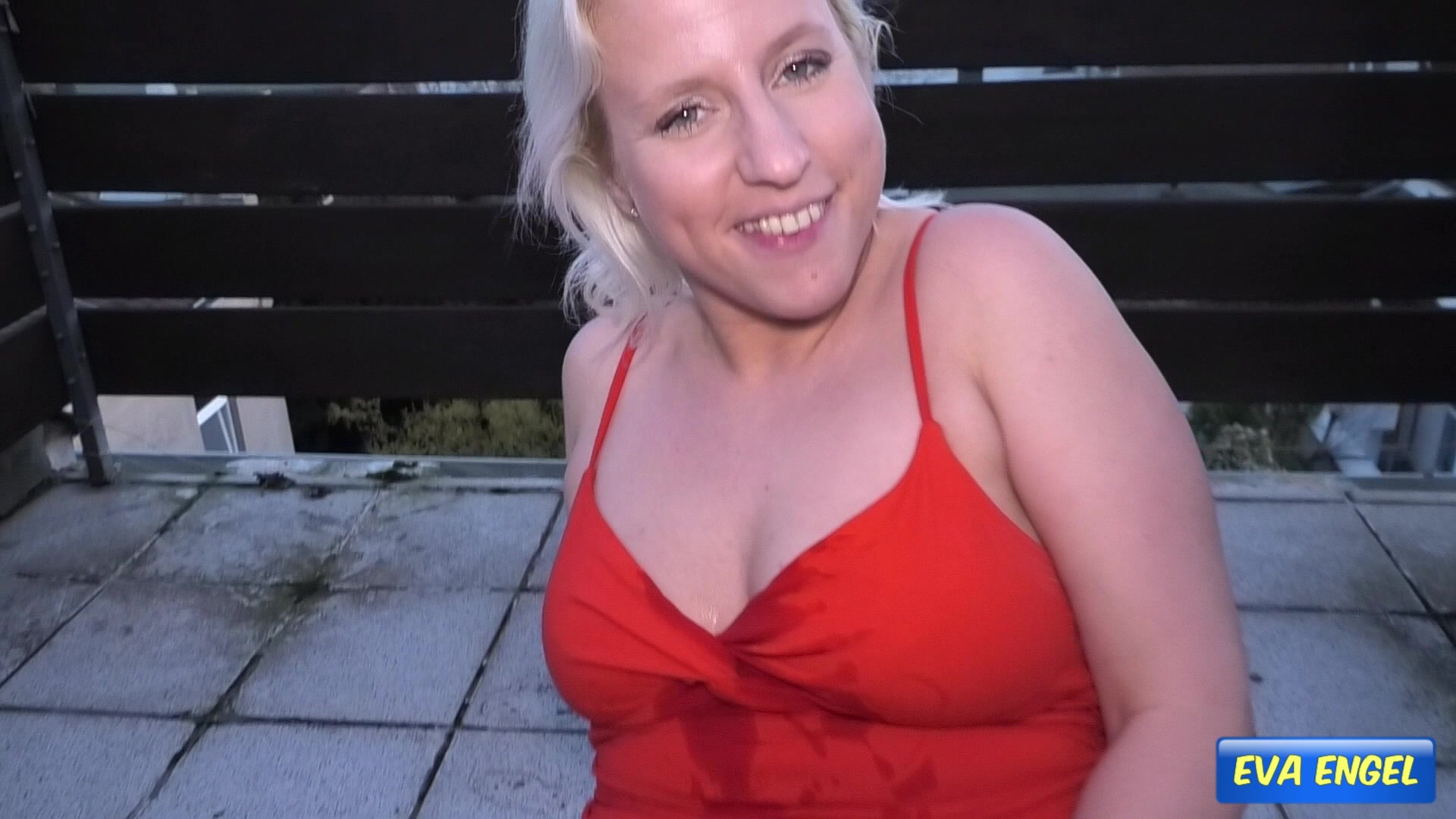 Eva-Engel Porno Video: Treff ich oder nicht? Geil ins Glas gepisst