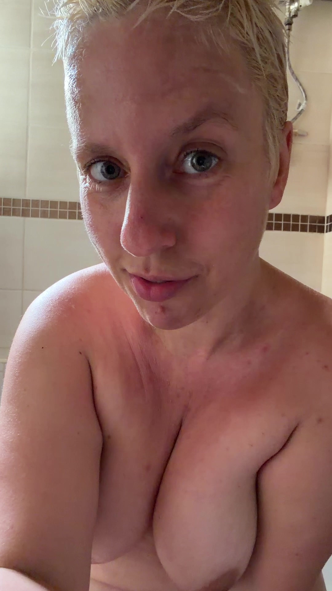 Eva-Engel Porno Video: beim Duschen Pussy rasiert und tief gefingert