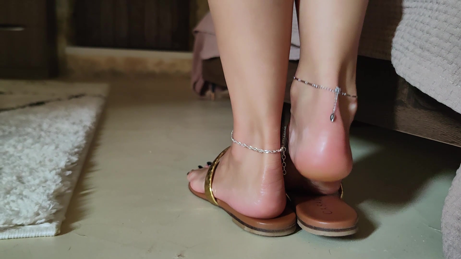 Goddess-Lena Porno Video: Foojob mit flachen Sandalen