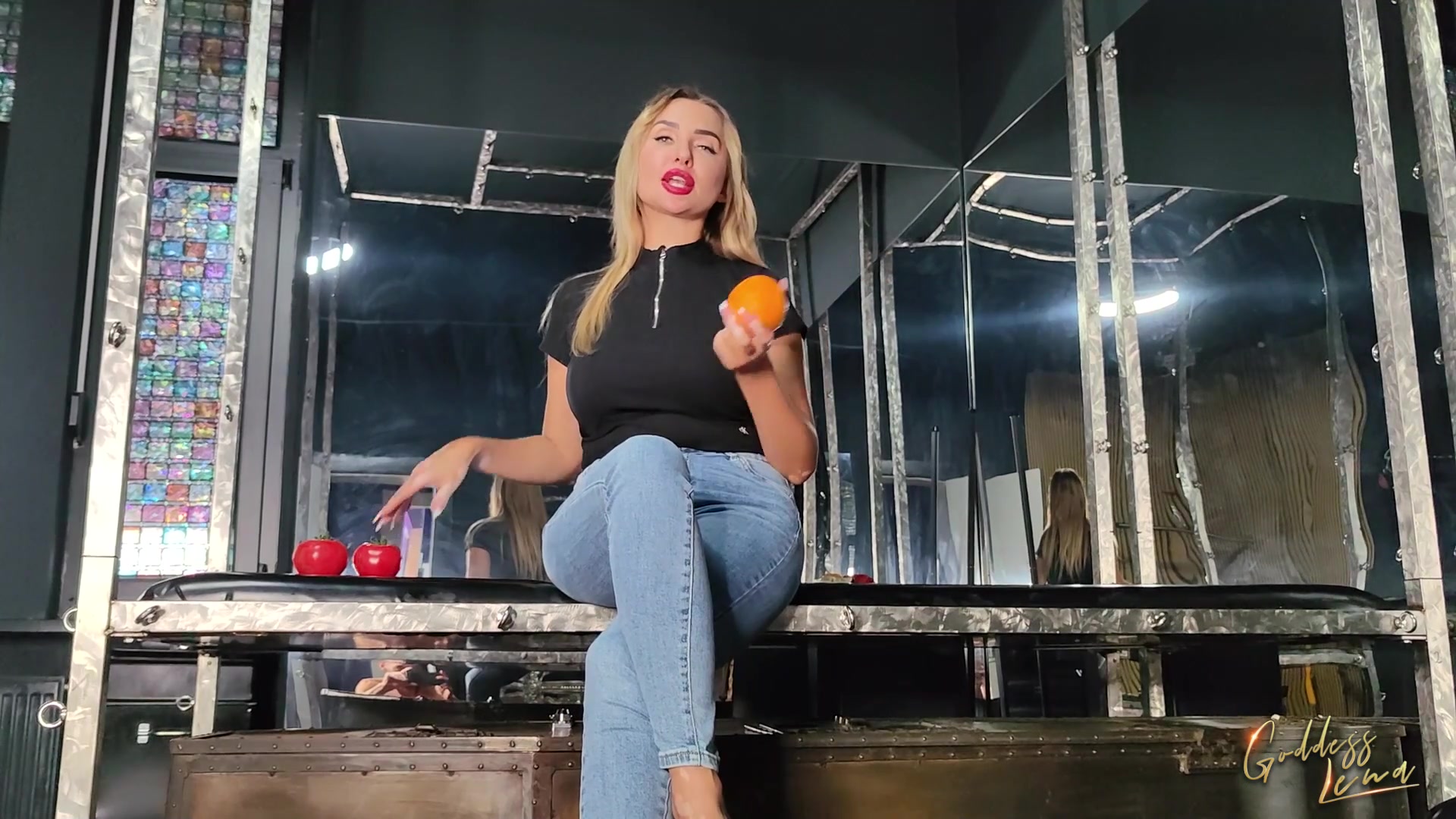 Goddess-Lena Porno Video: Fütterungszeit