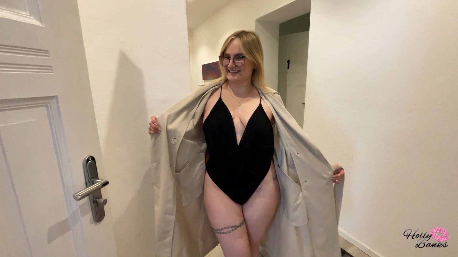 Holly-Banks Porno Video: Hotelschlampe Holly on Tour.