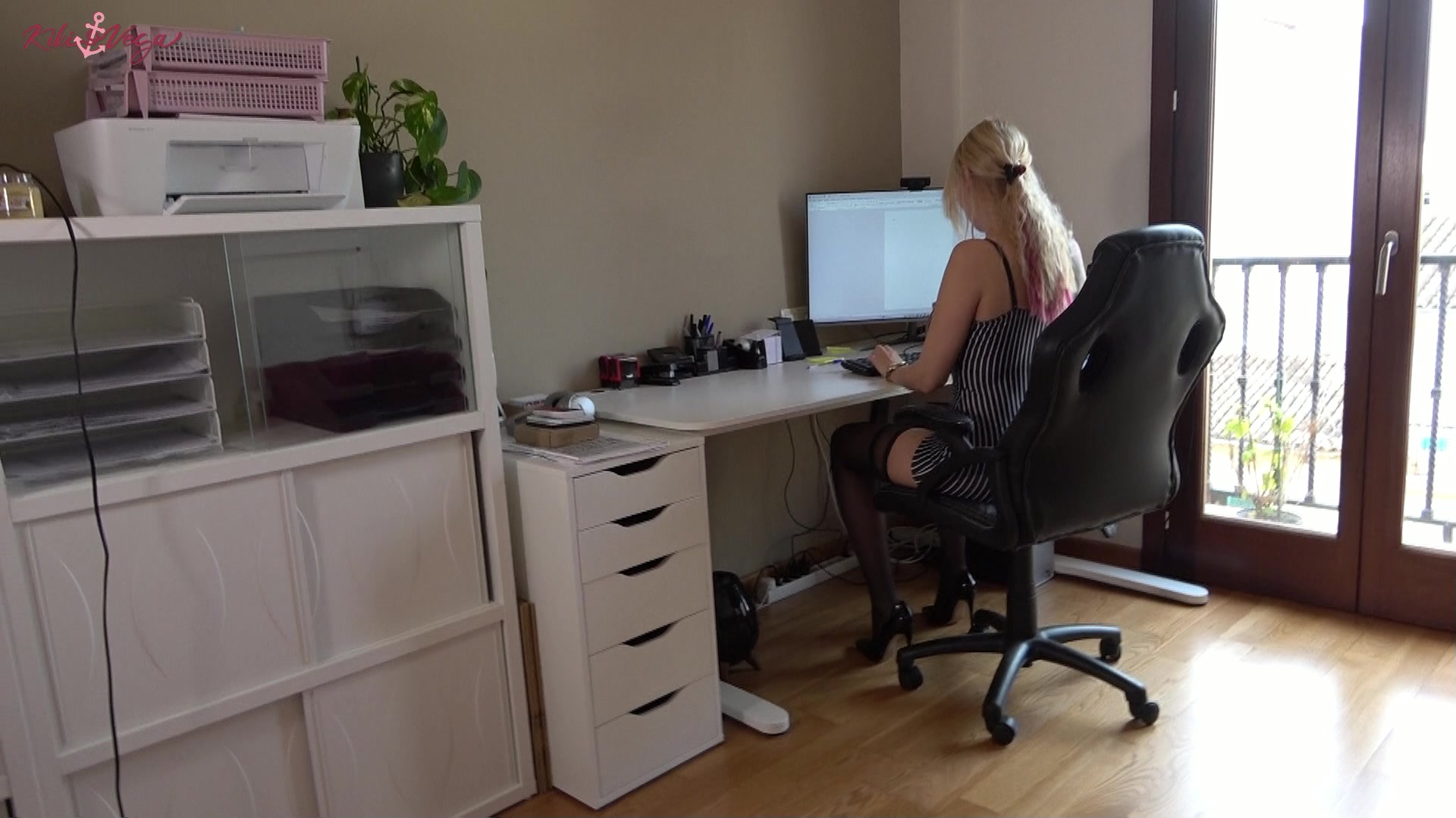 KikiVega Porno Video: Notgeile Chefin von Kollegensau hart zerfickt!