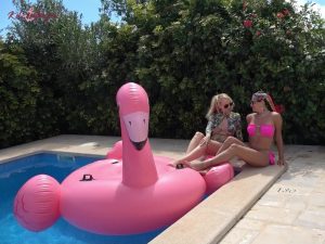 KikiVega Porno Video: TS-OUTDOOR-FICK mit versautem Spermakuss!!!