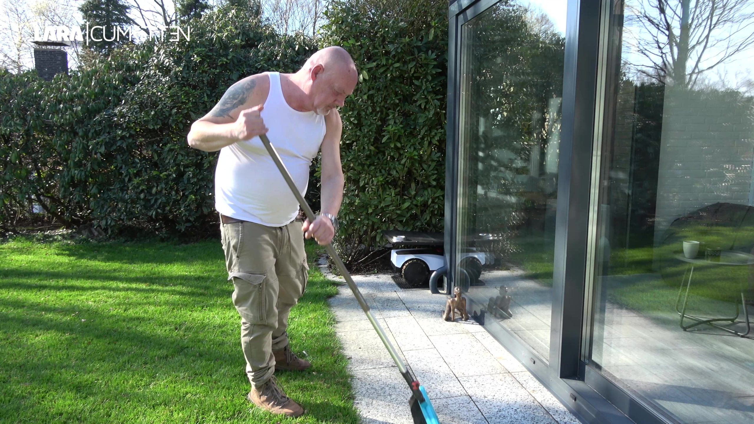 Lara-CumKitten Porno Video: Leck meine Fotze beim FACESITTING - Gartenarbeit mit NATURSEKT Erfrischung