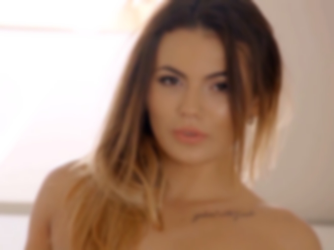 Lisa-Cat Porno Video: Notgeil mit Finger in der Muschi und Schwanz im Mund!