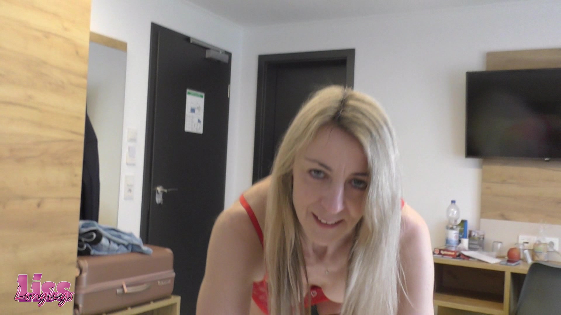 LissLonglegs Porno Video: Aufgestrapster Wichsjob für Christian