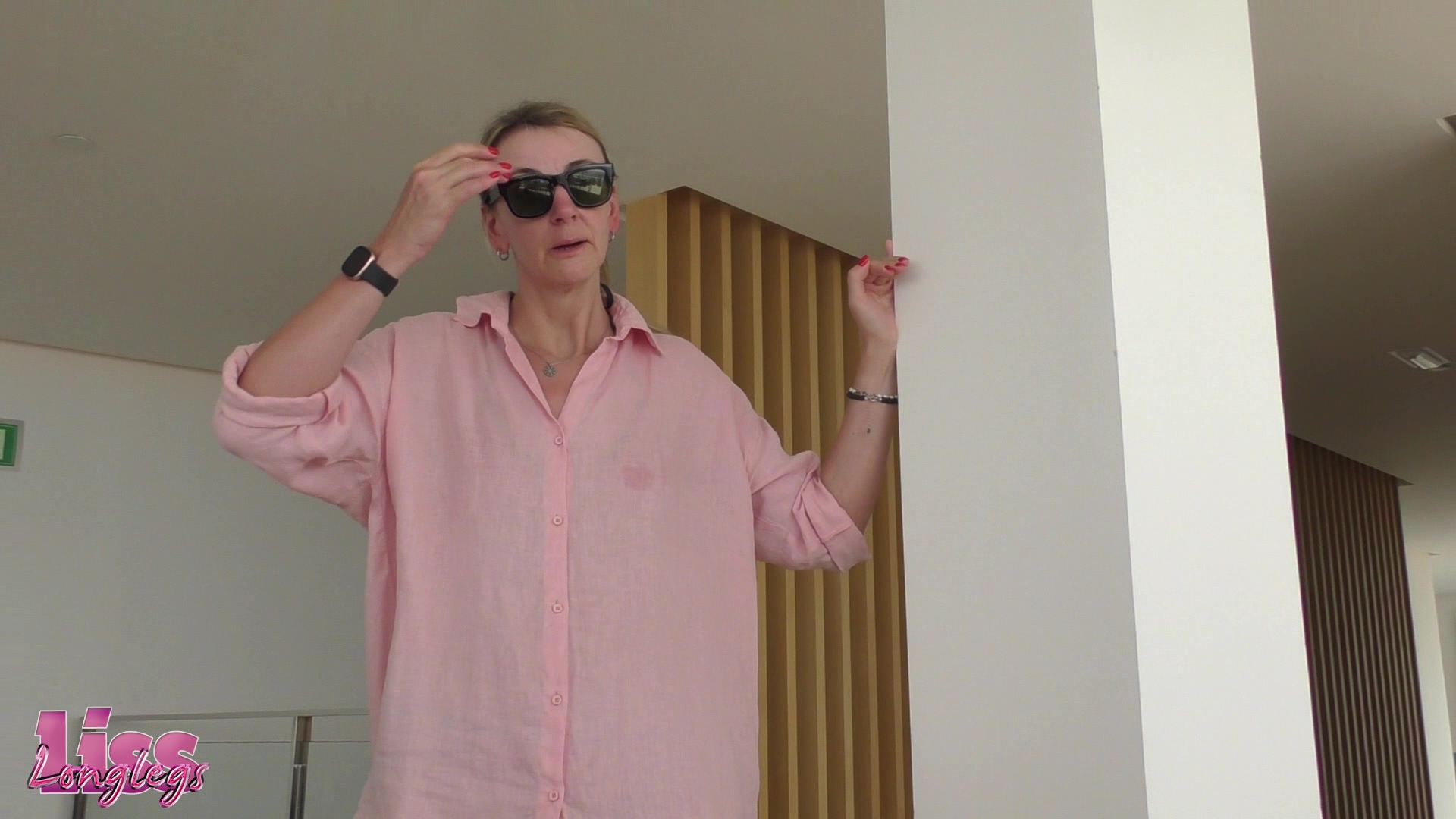LissLonglegs Porno Video: Hotelgast besamt meine Fotze