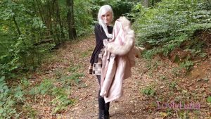 LovlyLuna Porno Video: Riskanter öffentlicher Blowjob im Wald !