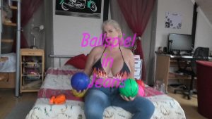 MegaTitten Porno Video: Ballspiel in Jeans