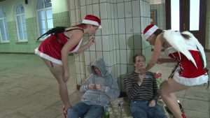 MegaTitten Porno Video: Weihnachtsengel für die Penner