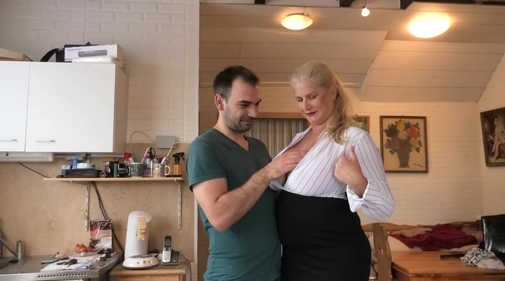 MegaTitten Porno Video: sein erster Sex