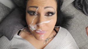 Mira-Grey Porno Video: Ups - Einfach schön ins Gesicht !