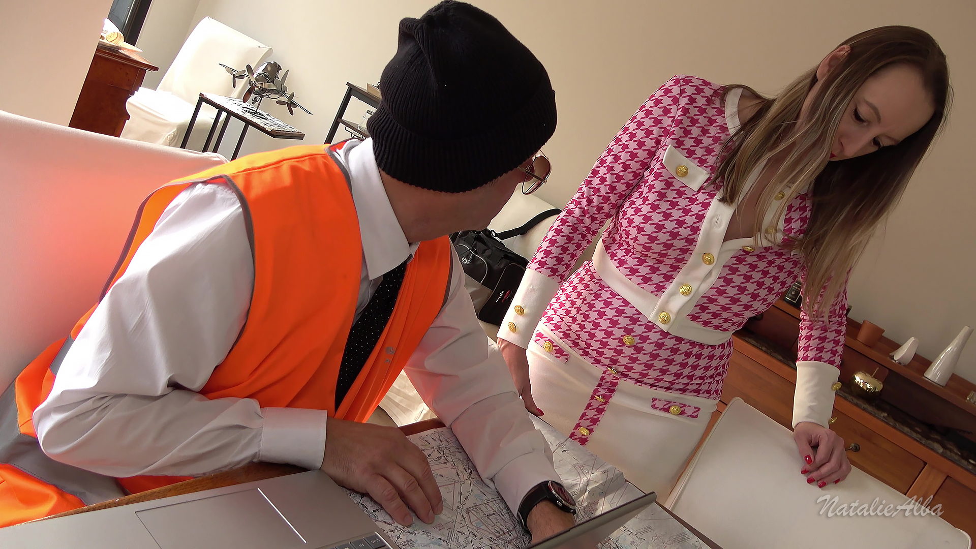 NatalieAlba Porno Video: Flugvorbereitung