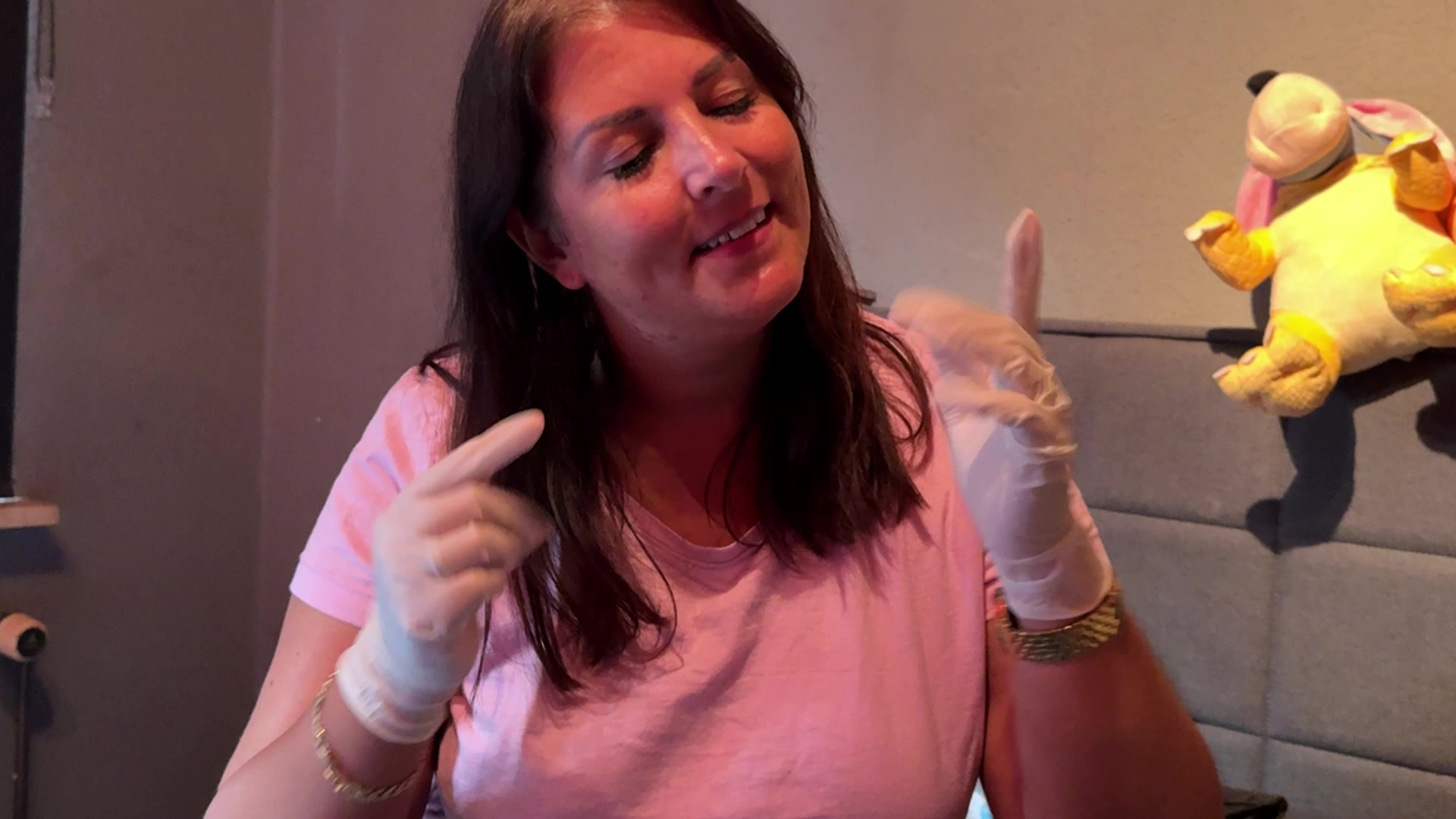 Nina-Nice Porno Video: Spitting und Titten massieren In Latexhandschuhen