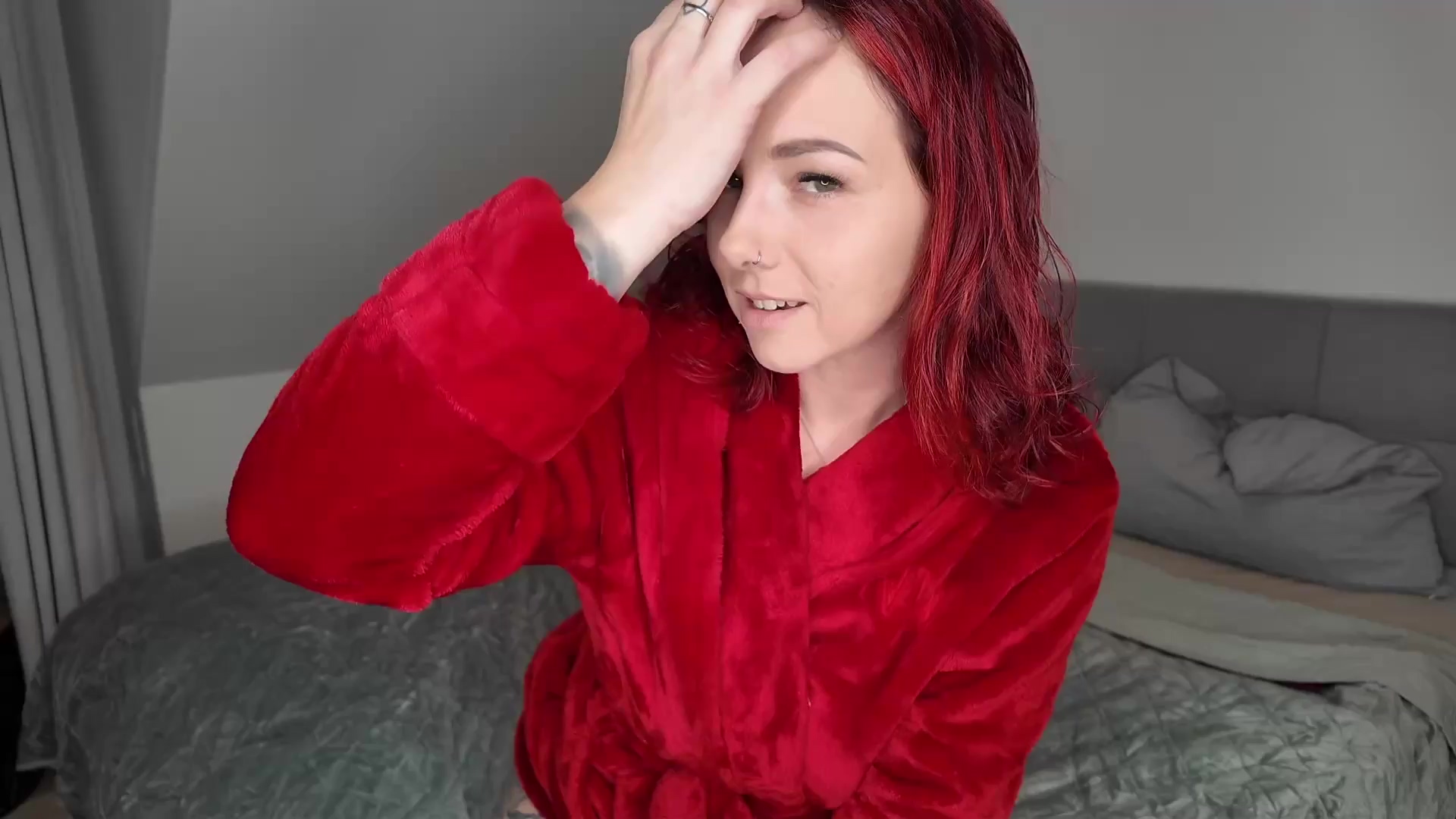 NinaDevil Porno Video: Frisch aus der heißen Dusche