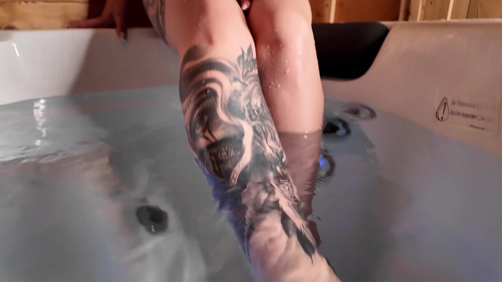 NinaDevil Porno Video: Im Whirlpool meine Pussy gefingert!