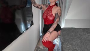 NinaDevil Porno Video: Roter Lack Body und sexy Overknees