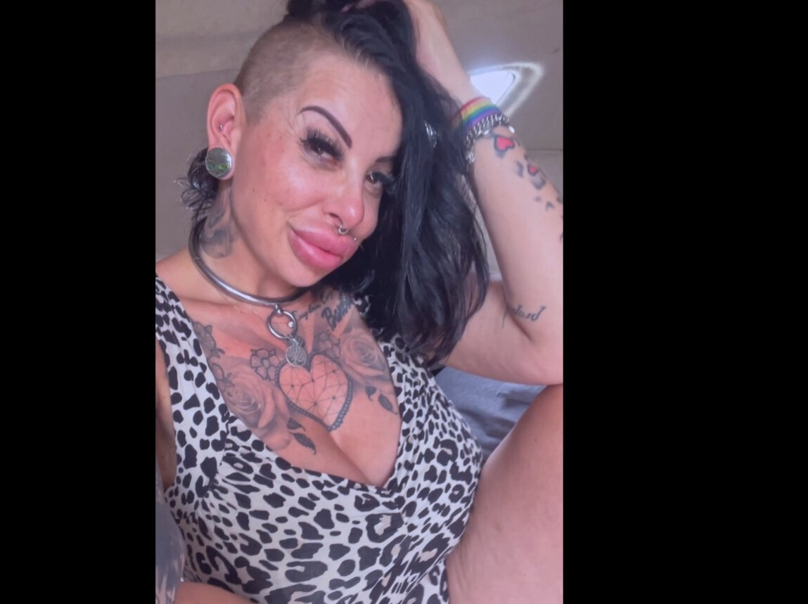 NinaVegas Porno Video: Einfach in der Öffentlichkeit meine nasse Pussy gefingert!