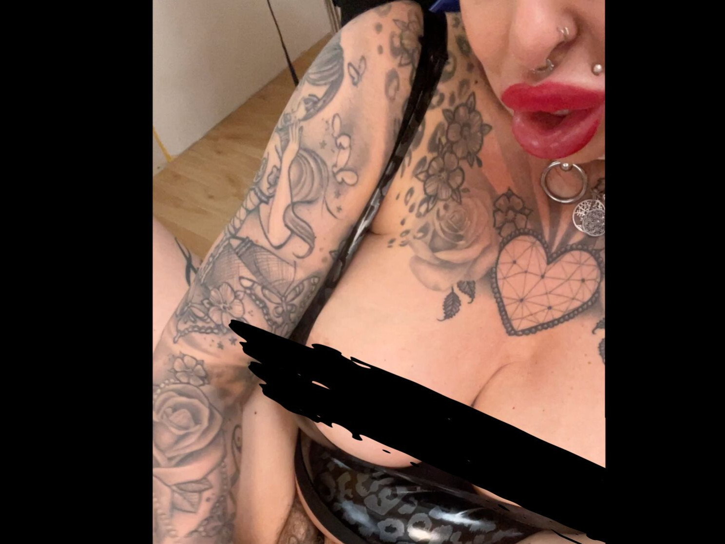 NinaVegas Porno Video: FUCK!? Haarige Pussy gefingert mit Gummi-Handschuhen