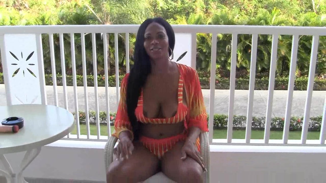 Schokobebe Porno Video: Schokobebe vergnügt sich mit dem Dildo auf dem Balkon