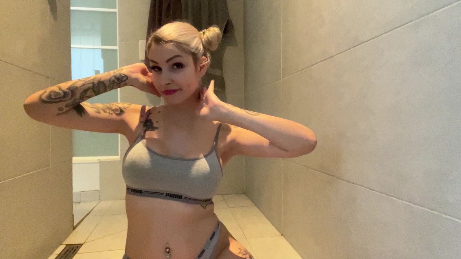 Sina-Valentini Porno Video: SPRITZ AUF MICH! ÖL UND DIRTY-TALK AM FETISCH-FREITAG