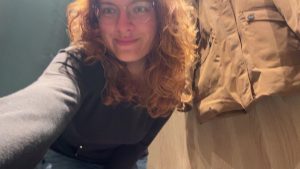 SophieShy Porno Video: Öffentliches Fingern in einer Umkleidekabine