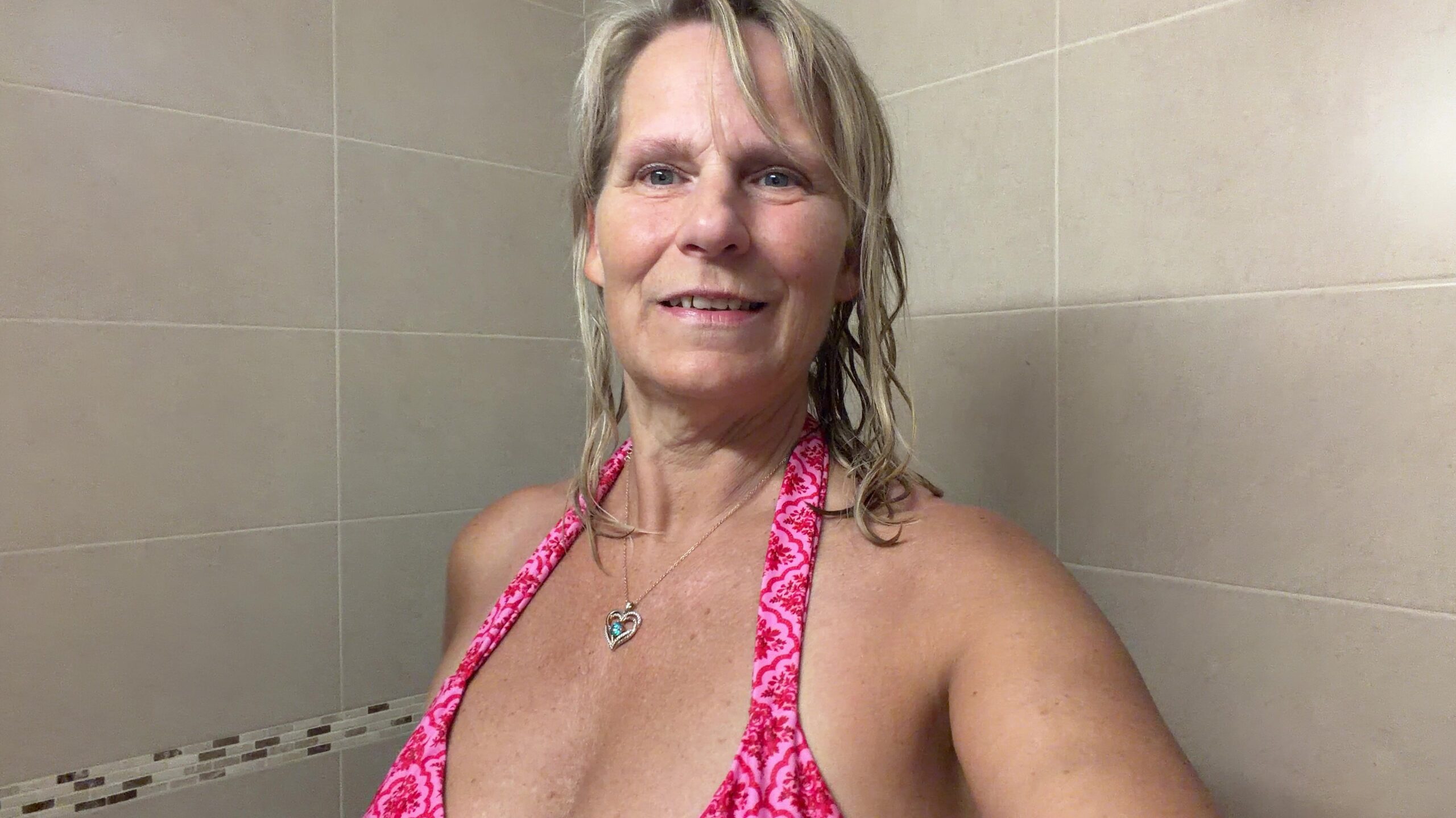 SweetSusi Porno Video: Auf der Strand Toilette für dich Gepisst
