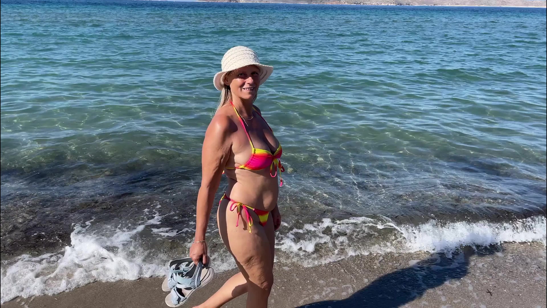 SweetSusi Porno Video: Bikini Walk am Strand