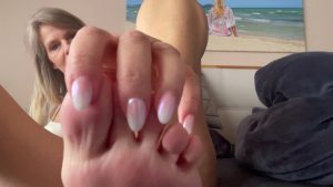 SweetSusi Porno Video: Füsse ganz Nah - nimm die Zehen in den Mund