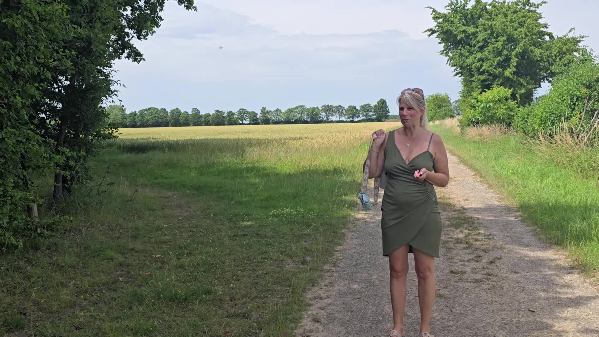 SweetSusi Porno Video: Geile DirtyTalk anmache auf der Bank im Wald