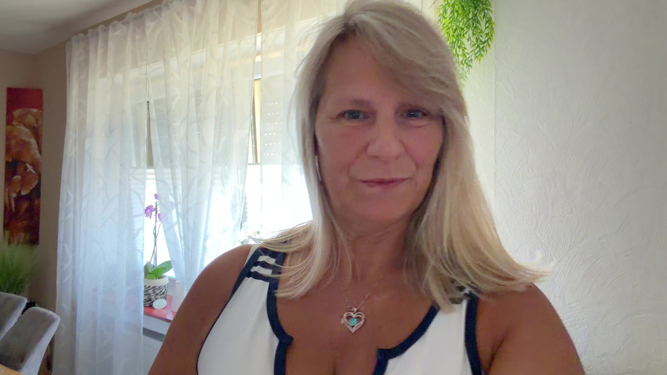 SweetSusi Porno Video: Ich ziehe meine Hausschuhe aus und zeige dir meine füsse