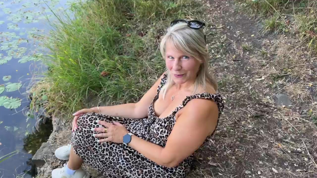 SweetSusi Porno Video: In den See Gepisst
