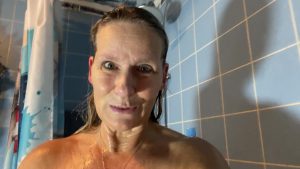 SweetSusi Porno Video: Meine blanke Fotze wird unter der Dusche Rasiert