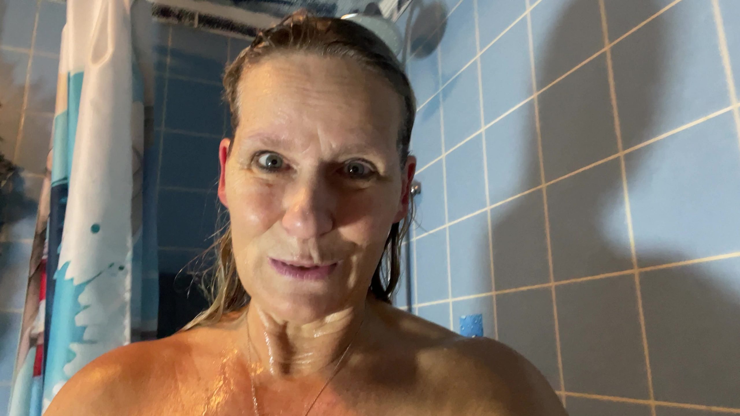 SweetSusi Porno Video: Meine blanke Fotze wird unter der Dusche Rasiert