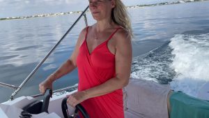 SweetSusi Porno Video: Nackt Boot fahren