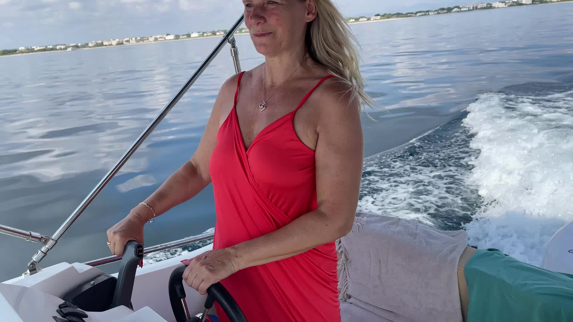 SweetSusi Porno Video: Nackt Boot fahren